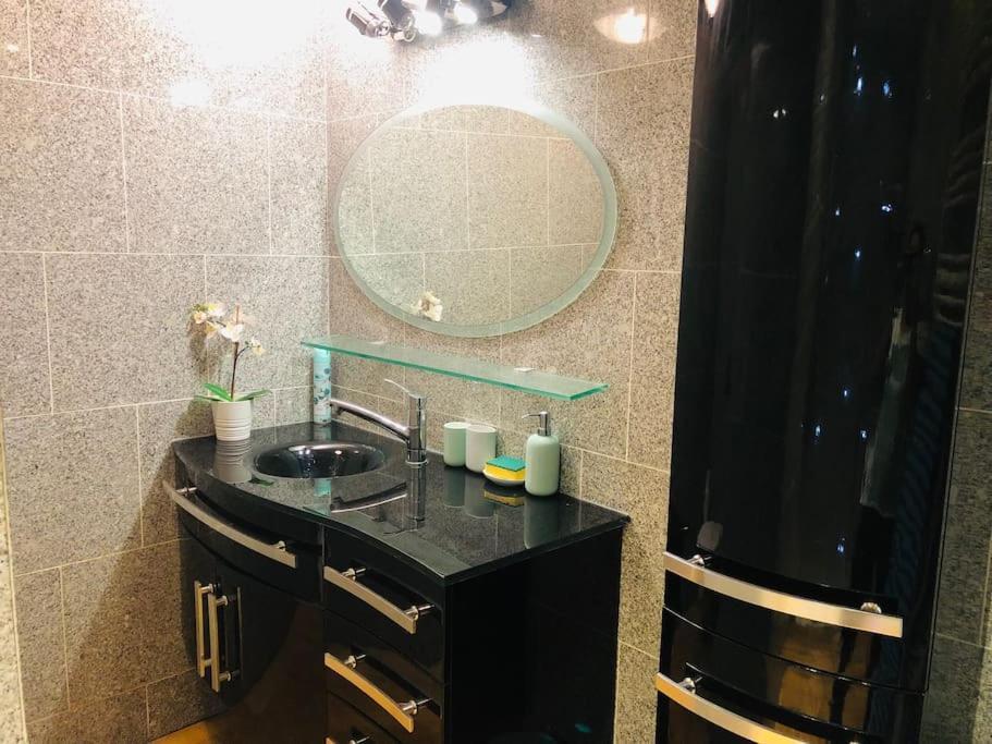 Cosy Studio Design With Modern Bathroom Vaureal Exterior foto