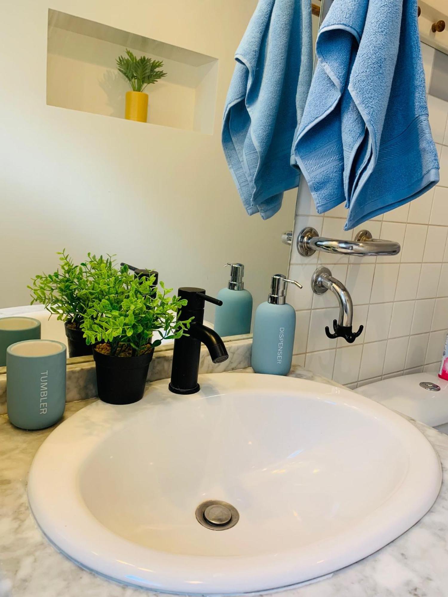 Cosy Studio Design With Modern Bathroom Vaureal Exterior foto