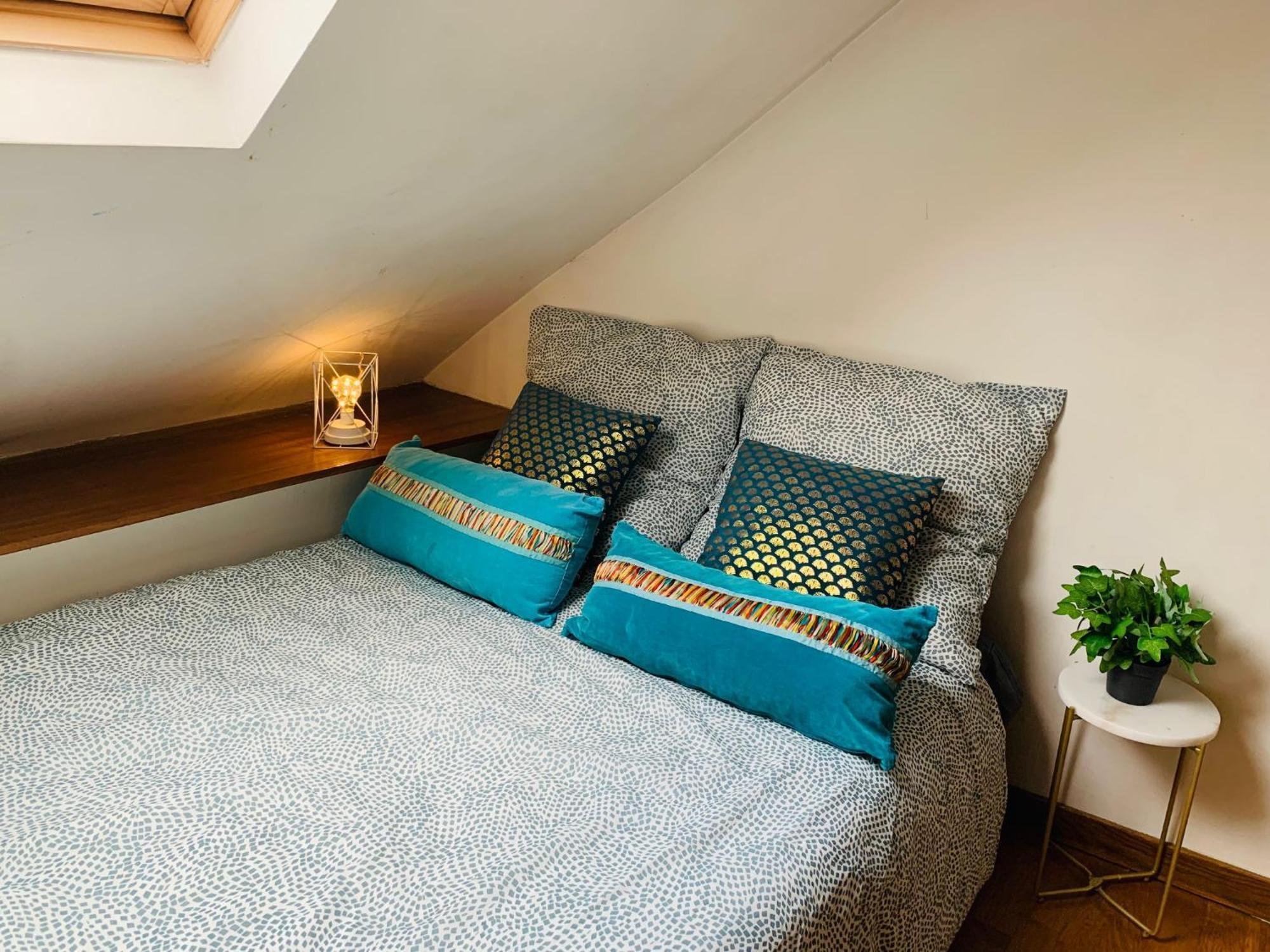 Cosy Studio Design With Modern Bathroom Vaureal Exterior foto